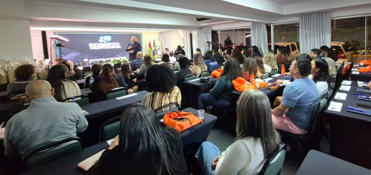 Roberto Montanha encerra a noite com muita dinmica e autoreflexo 