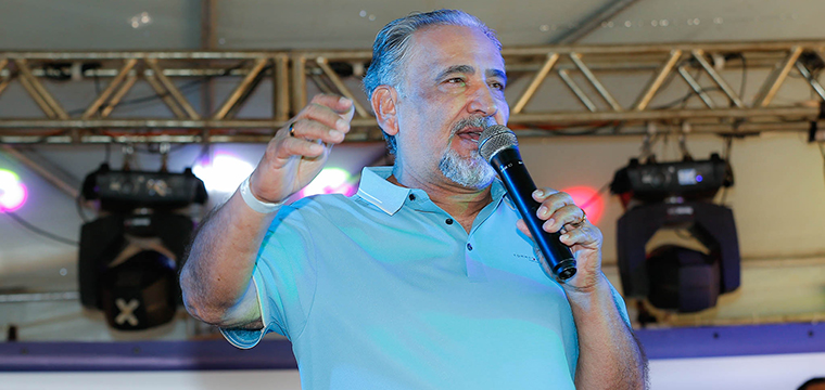 Presidente do SINTETEL, Gilberto Dourado, sada os trabalhadores presentes