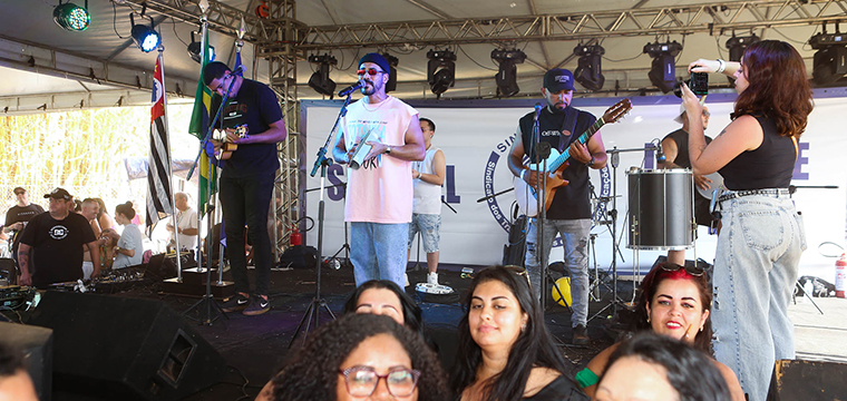 O grupo Pagode do Jota fez o som para os trabalhadores