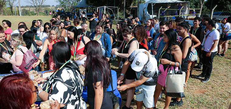 Trabalhadores chegam para a festa