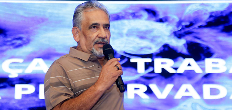 Gilberto Dourado, presidente do SINTETEL, d boas-vindas aos trabalhadores