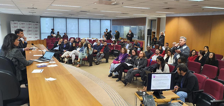 Mauro Cava de Britto, secretrio Geral do SINTETEL, faz sua explanao durante a reunio