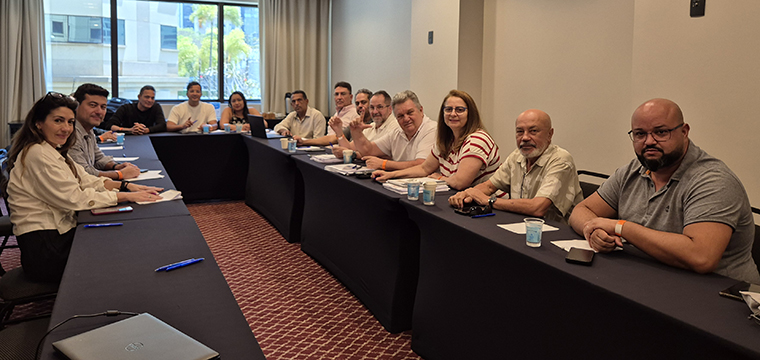 Representantes da VIVO e a Comisso de Negociao da FENATTEL