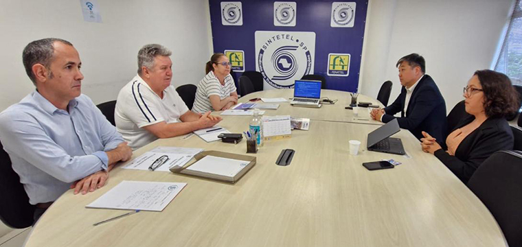 Direntes do SINTETEL negociam com os representantes da BT