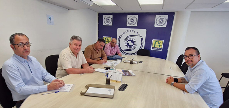 Bancada sindical reunida com o representante da Giga+