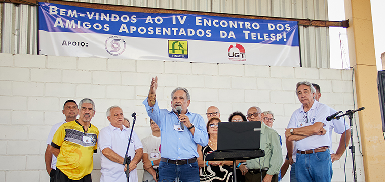 Gilberto Dourado, presidente do SINTETEL, cumprimenta o p�blico presente