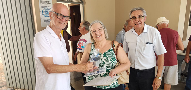 Diretores Osmar Ferreira e Marcos Milanez entregam brinde � participante