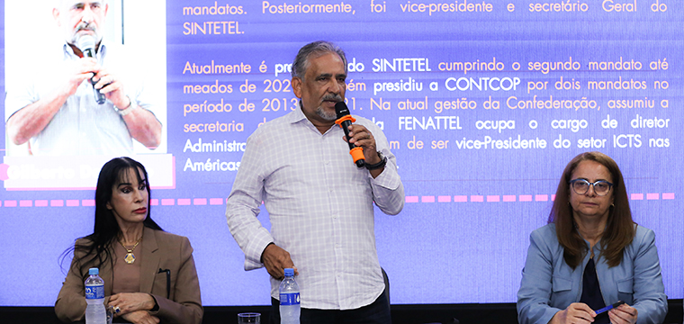 Gilberto Dourado, presidente do SINTETEL, sa�da as mulheres