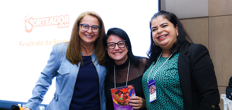 Mulheres ganharam livros durante o sorteio