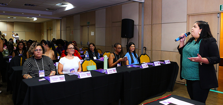 Maria Edna - secret�ria da Mulher do SINTETEL, prop�e homenagem �s mulheres presentes 