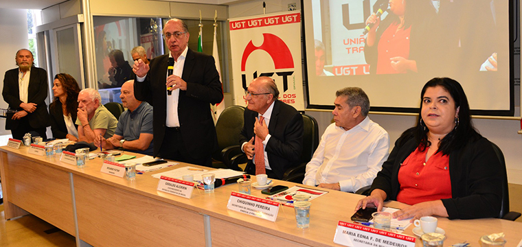 Ricardo Patah, pres. da UGT fala aos presentes