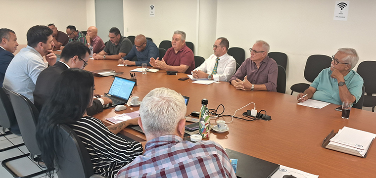 Mauro Cava de Britto, secret�rio Geral do SINTETEL e coordenador das negocia��es, apresenta as reivindica��es dos trabalhadores