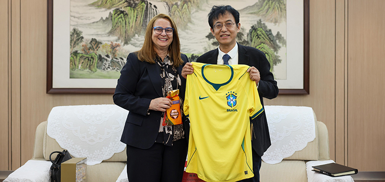 Cristiane entrega camisa da Sele��o ao presidente da Unicom