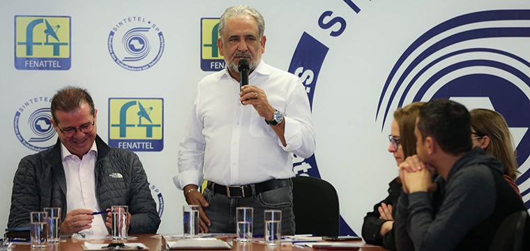 Gilberto Dourado, presidente do SINTETEL, sa�da os jovens presentes