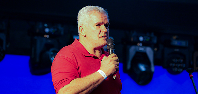 Alan Berso, diretor social, saudou o p�blico presente
