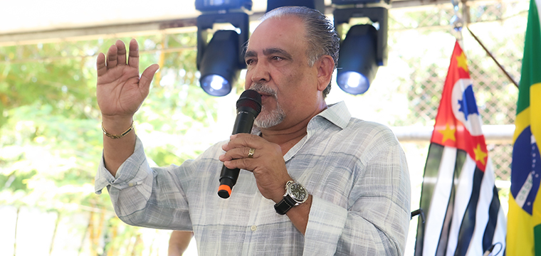 O presidente do SINTETEL, Gilberto Dourado, faz a abertura da Festa