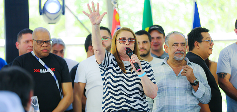 A diretora Secret�ria, Cristiane do Nascimento, fala aos trabalhadores