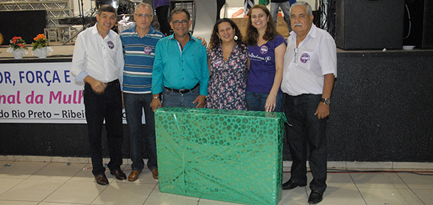 Diretoria entrega TV de 42 polegadas  sorteada Fabiana Vieira