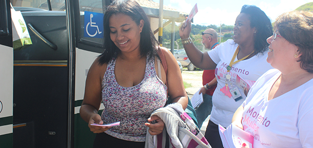 Cenise Monteiro e Rosângela da Silva entregam cartilhas aos funcionáios
