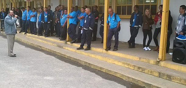 Dirigentes do Sintetel entregam boletim informativo aos trabalhadores da TEL Campo Limpo
