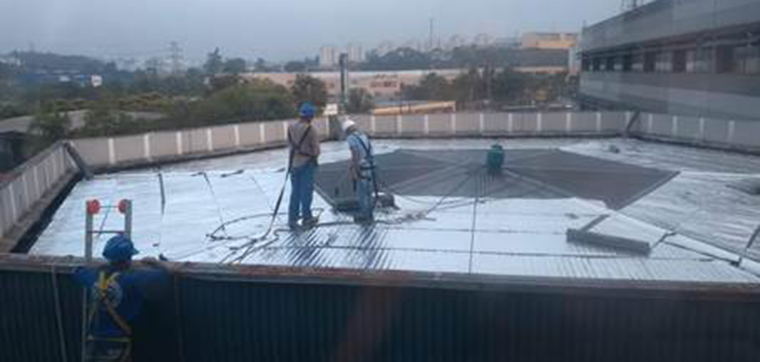 Trabalhadores consertam o telhado do site Almaviva - Guarulhos