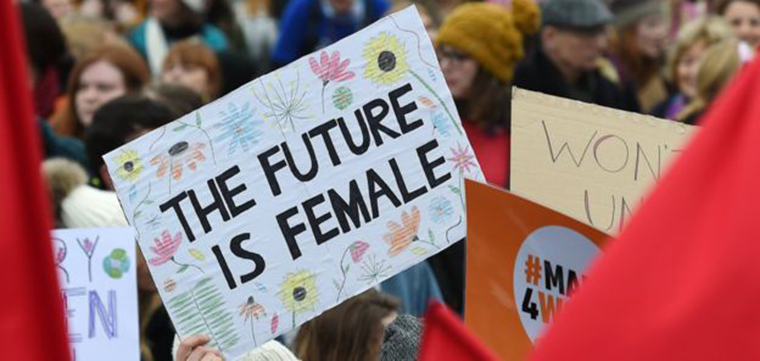 Imagem: EPA - Cartaz em Londres dizendo \'O futuro  feminino\': mulheres de todo o mundo fazem marchas e protestos por direitos iguais na semana do 8 de Maro